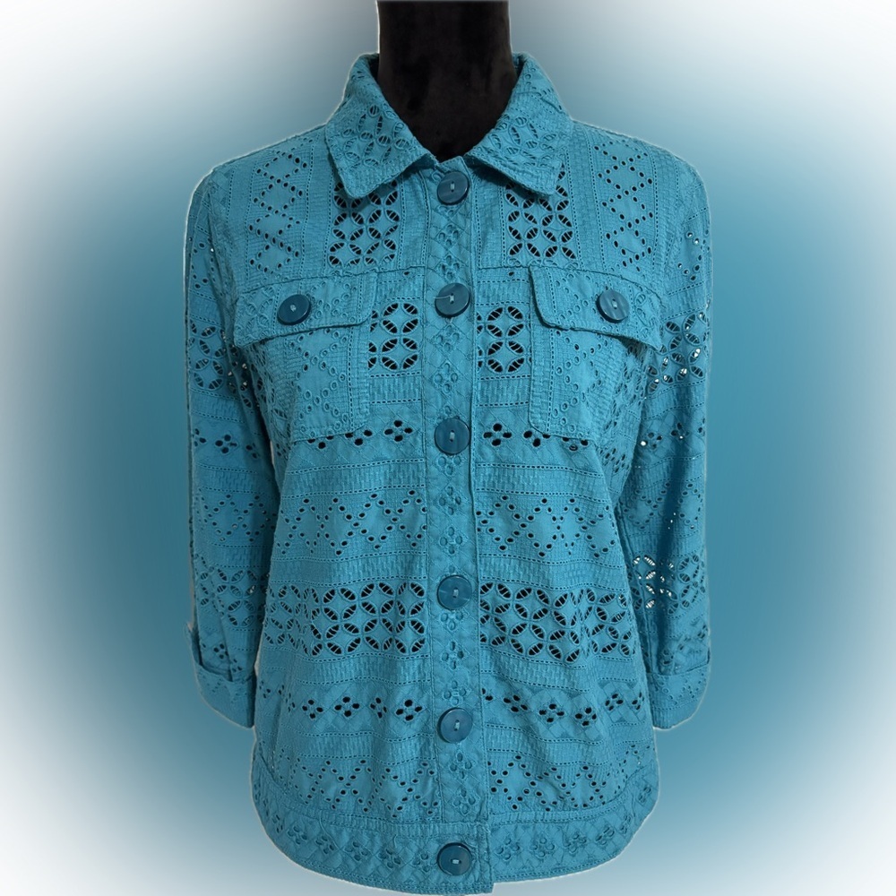 Tailored eyelet turquoise 3/4 sleeve button-down blouse size small